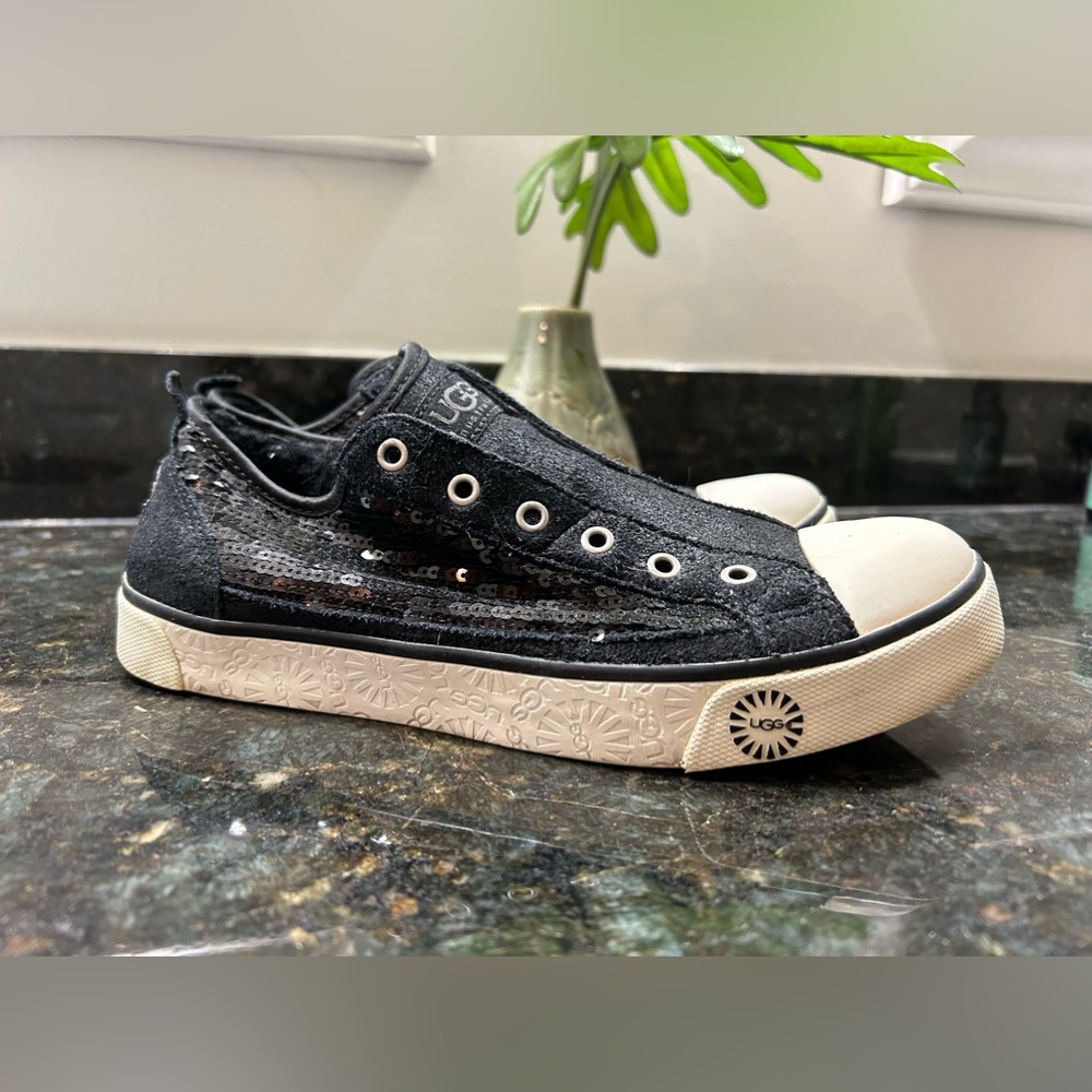 UGG Sparkle Laela Sneakers Black sequined Sheep Skin Lined Women's Size 8